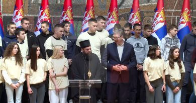 Аца Србин и папољубац Порфирије искористили србску децу из Вуковора за нове лажи